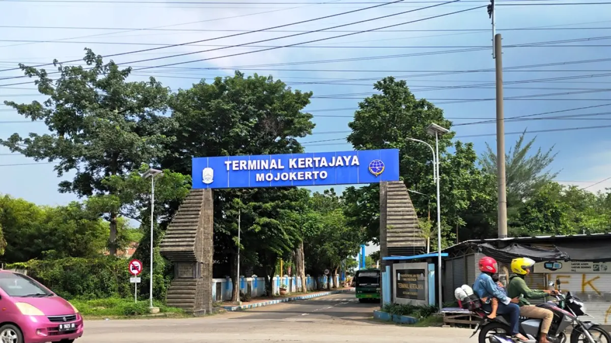 PENGEMBANGAN: Jaringan transportasi yang berpusat di Terminal Kertajaya Mojokerto terus dikembangkan oleh pemerintah daerah. (Martda JPRM) 