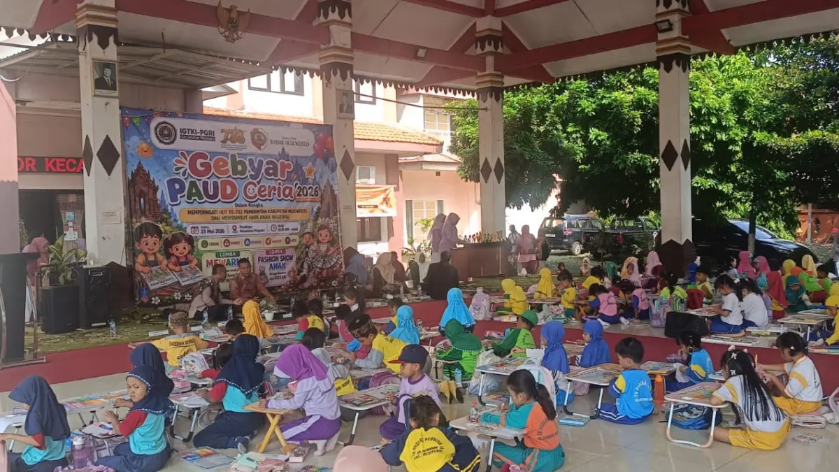 PERDANA DAN TERBESAR: Pelaksanaan lomba mewarnai siswa jenjang TK dan RA di Kecamatan Mojosari, beberapa waktu lalu. (Indah JPRM)