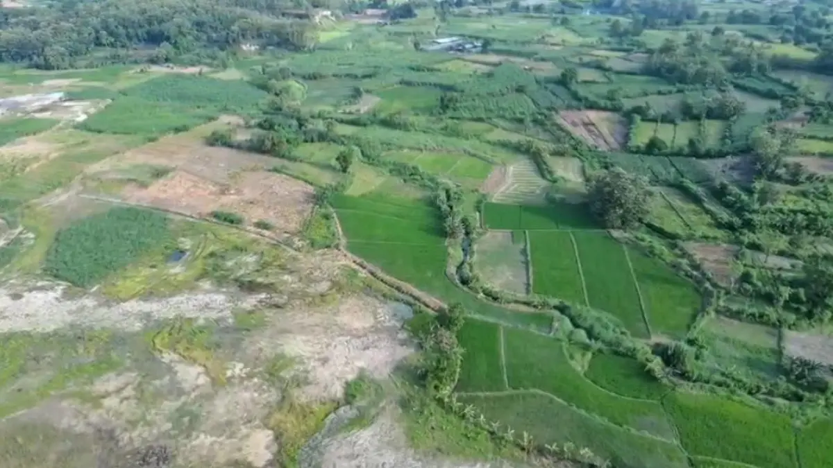DIABAIKAN:&nbsp;Warga Desa Lakardowo, Kecamatan Jetis, Kabupaten Mojokerto resah akibat terjadi kerusakan lahan pasca aktivitas pertambangan yang hingga kini belum dilakukan reklamasi. (Dori JPRM)