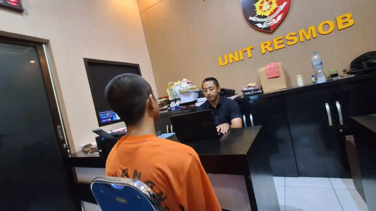 DIPENJARA LAGI:&nbsp;Yopi Agung Pradana, pelaku pembobolan minimarket saat diperiksa penyidik Satreskrim Polres Mojokerto, Selasa (26/5). (Rizal JPRM)