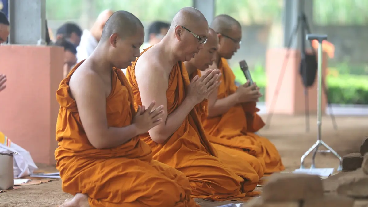 KHUSYUK: Puluhan umat Buddha menggelar ritual dengan meditasi bersama di Candi Gentong, situs cagar budaya era Kerajaan Majapahit, Rabu (27/5). (Sofan JPRM)