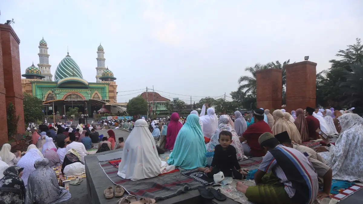 MELUBER: Jemaah ibadah salat Iduladha 1447 H Masjid Agung Al-Fattah meluber hingga area Alun-Alun Kota Mojokerto, Rabu (27/5). (Sofan JPRM)