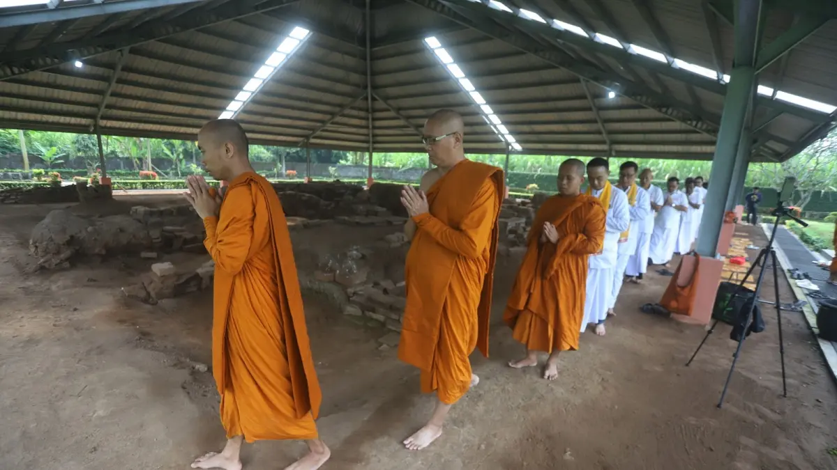 RITUAL: Puluhan umat Buddha menggelar ibadah Puja Bakti di Candi Gentong, sebuah situs suci peninggalan era Kerajaan Majapahit di Kecamatan Trowulan, Rabu (27/5). (Sofan JPRM)