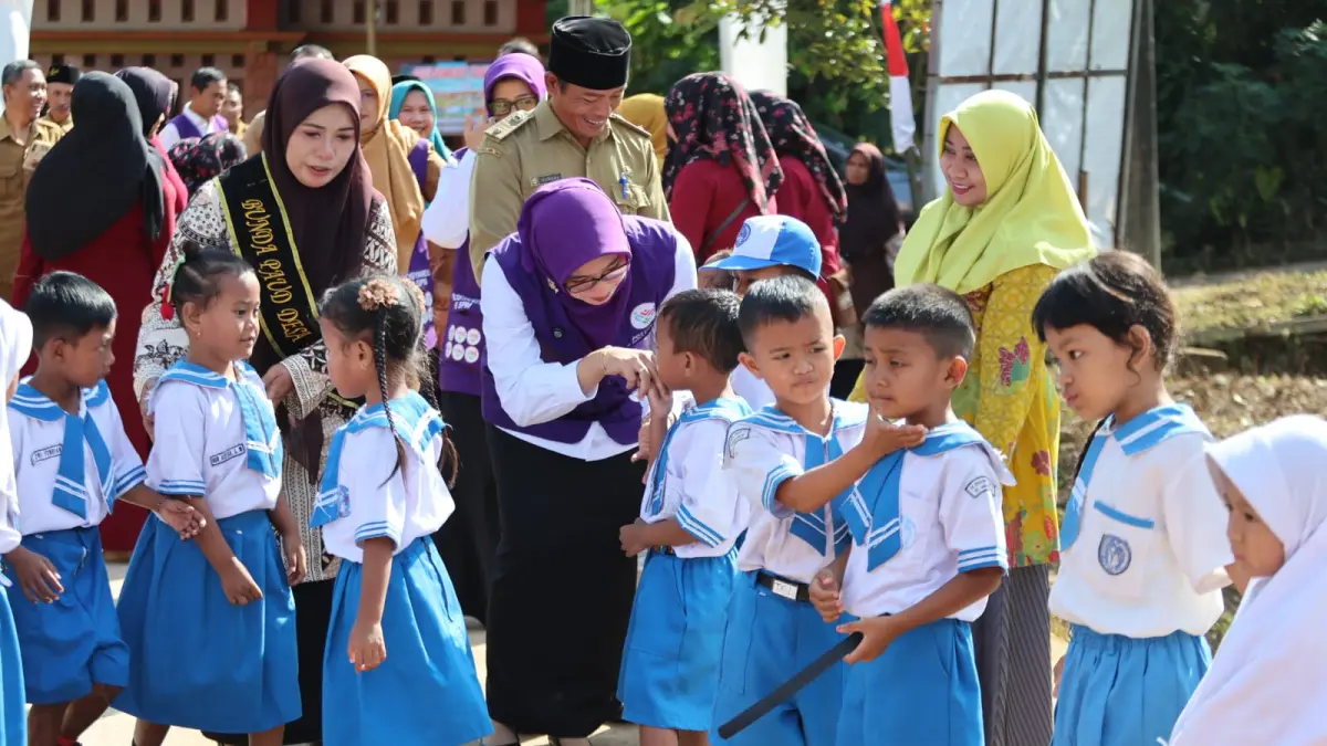 TEKAN STUNTING:&nbsp;Ketua TP PKK Kabupaten Mojokerto Shofiya Hanak Albarra melakukan edukasi kepada masyarakat melalui GERCEP yang dikemas dalam kegiatan Gema Pitu di Desa Tawangrejo, Kecamatan Jatirejo. (Dori JPRM)