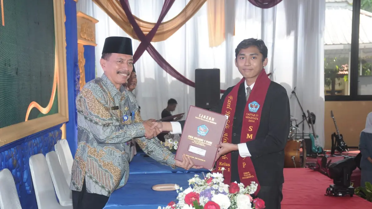 APRESIASI:&nbsp;Kepala SMAN 1 Puri H Sutoyo S.Pd, MPd, dalam acara pelepasan siswa SMAN 1 Puri. (dok SMAN 1 Puri for JPRM)