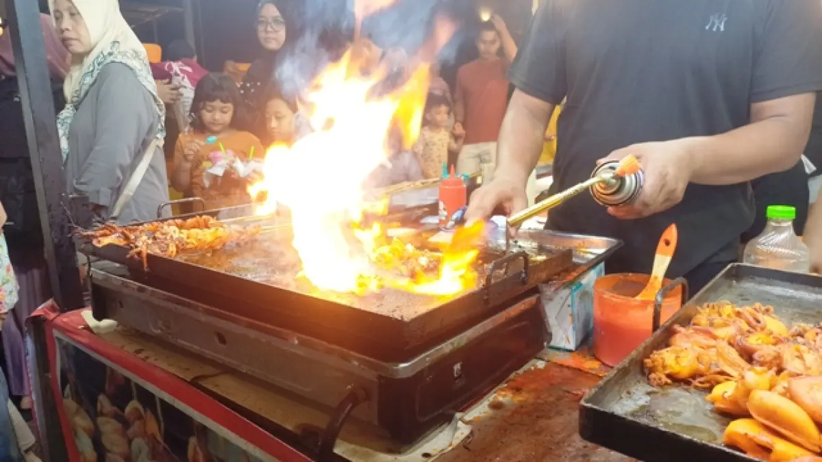BAKARAN: Salah satu menu bakaran seafood ramai diincar pengunjung.