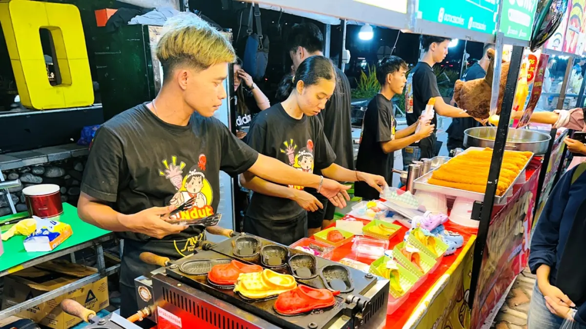 CAKES: Crocs cakes alias kue sandal yang viral turut disajikan di area Fomo Land.