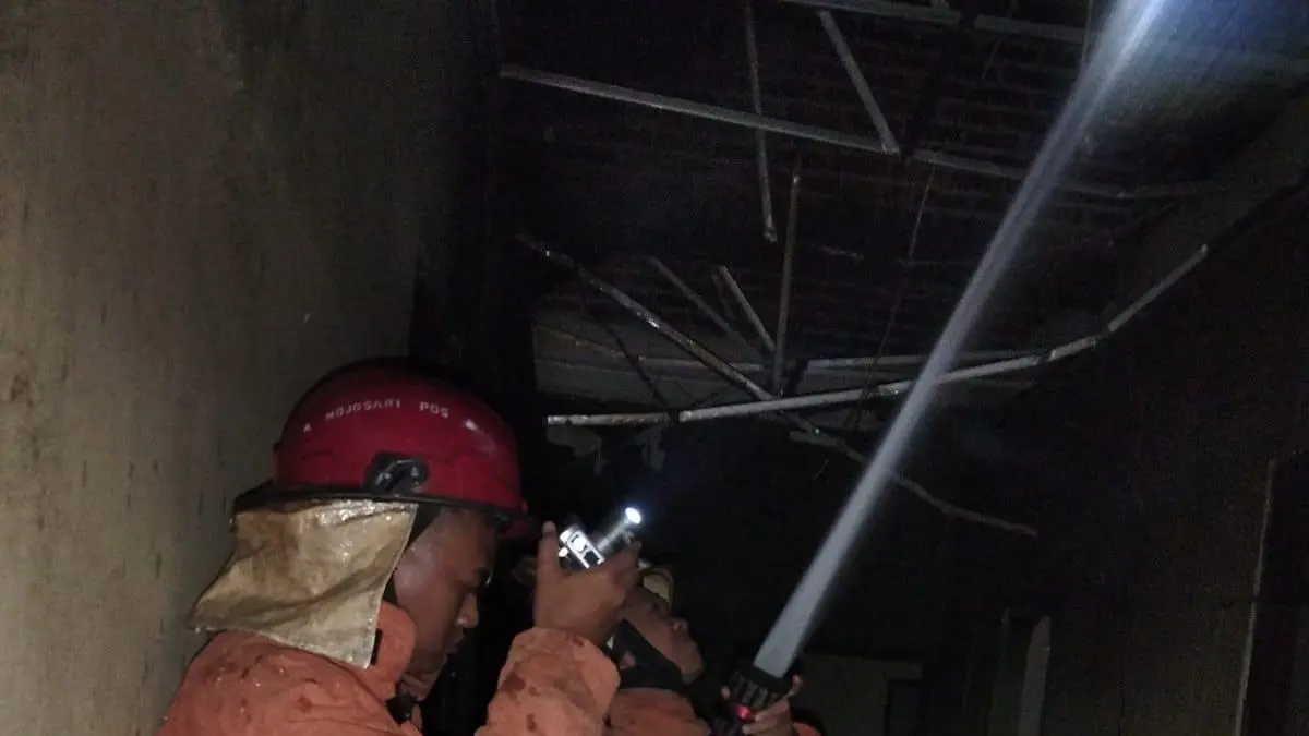 DIPADAMKAN:&nbsp;Petugas Damkar BPBD Kabupaten Mojokerto melakukan pemadaman kebakaran yang menimpa sebuah rumah warga di Dusun/Desa Mejoyo, Kecamatan Bangsal, kemarin (28/5) dini hari. (dok BPBD Kabupaten for JPRM)