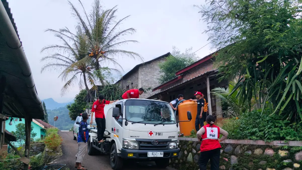 DISUPLAI: Petugas PMI Kabupaten Mojokerto mendistribusikan air bersih kepada warga di Desa Dilem, Kecamatan Gondang yang mengalami krisis air akibat terdampak longsor beberapa waktu lalu. (Rizal JPRM)