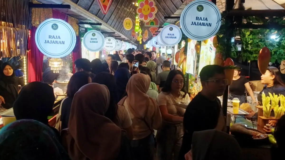 FULL: Pengunjung memadati area Fomo Land. 