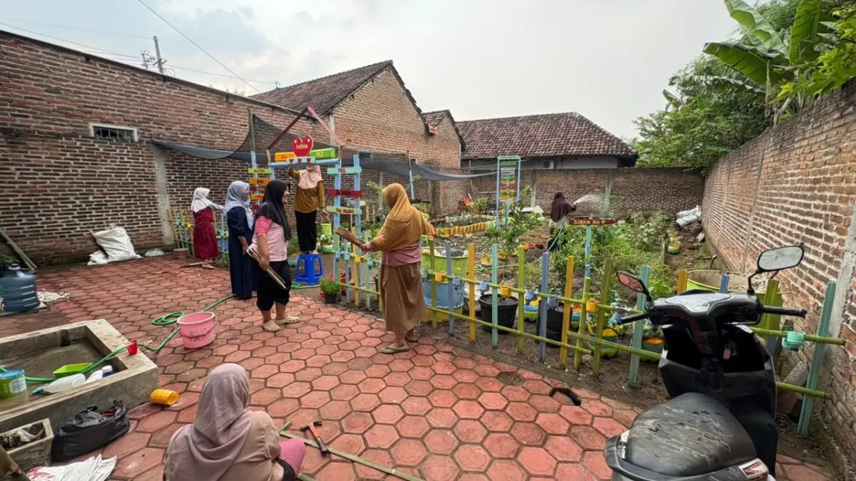 KETAHANAN PANGAN:&nbsp;Ibu-ibu TP PKK Desa Jasem, Kecamatan Ngoro merawat tanaman sayuran dengan memanfaatkan pekarangan rumah. (Dodik JPRM)