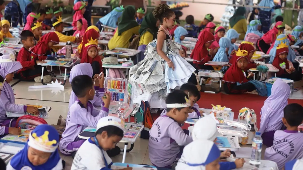 KREATIF: Tahapan seleksi dan penilaian lomba fashion yang diikuti siswa tingkat RA di Kecamatan Pungging, beberapa waktu lalu.  (Sofan JPRM)