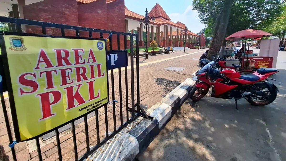 TAK DIGUBRIS: Pelarangan aktivitas perdagangan di pinggiran Alun-Alun Kota Mojokerto tak digubris pedagang. Tampak sejumlah pedagang kaki lima tetap aman berjualan, kemarin (28/5). (Sofan JPRM) 