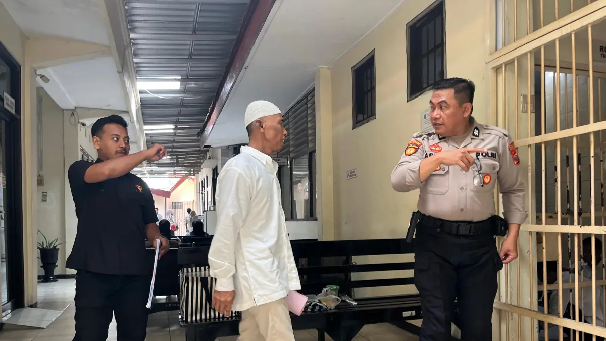 TAK TERPUJI: MS, terdakwa perkara tindak pidana pelecehan seksual usai menjalani sidang dakwaan di Pengadilan Negeri Mojokerto, Senin (25/5) lalu. (Farisma JPRM)