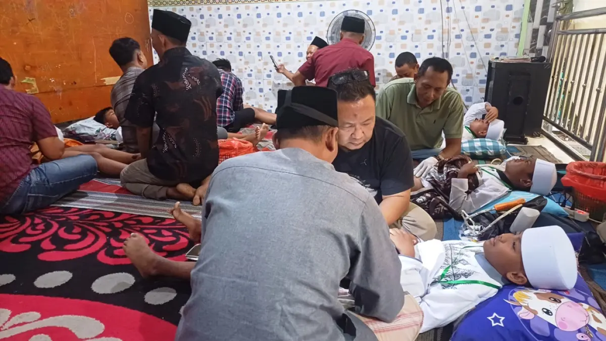 BALIG: Anak-anak yatim tengah mengikuti proses khitan di Yayasan LKSA Tarbiyatul Aitam. (Dodik JPRM)