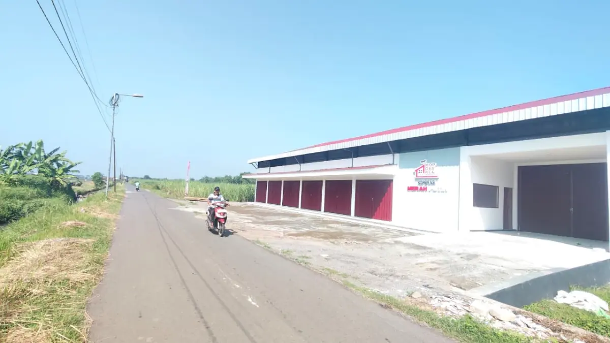 BELUM BEROPERASI: Gerai KDKMP Desa Balongwono, Kecamatan Trowulan yang baru saja selesai dibangun diatas lahan TKD yang sebelumnya merupakan area wisata petik melon. (Indah JPRM)