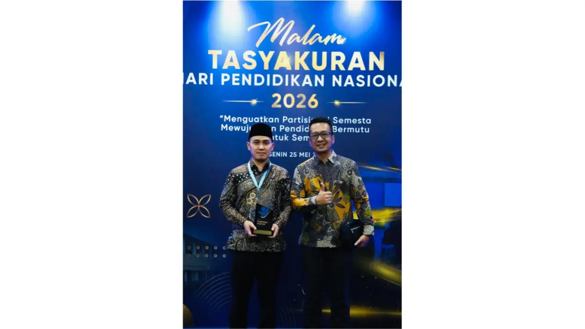 BUAH KOMITMEN: Kepala Dispendik Kabupaten Mojokerto Amsar Azhari Siregar mendampingi Bupati Mojokerto Muhammad Albarraa menerima penghargaan Terbaik Kedua Nasional Capaian SPM Pendidikan 2025.
