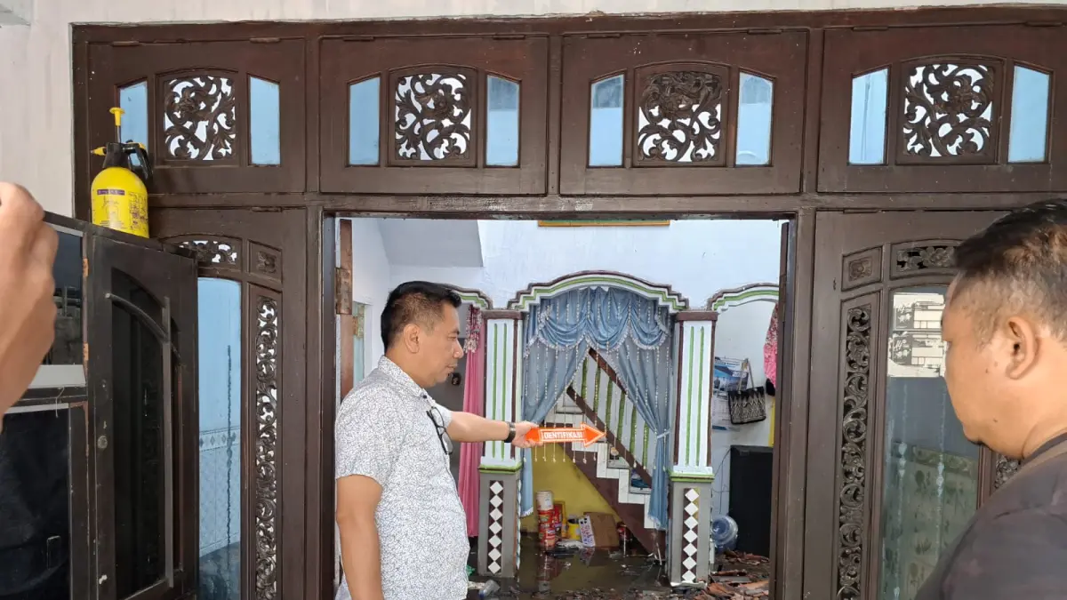 DIDALAMI: Polisi melakukan olah TKP guna menyelidiki penyebab kebakaran yang menimpa sebuah rumah di Desa Jatilangkung, Kecamatan Pungging, kemarin (29/5). (Rizal JPRM)