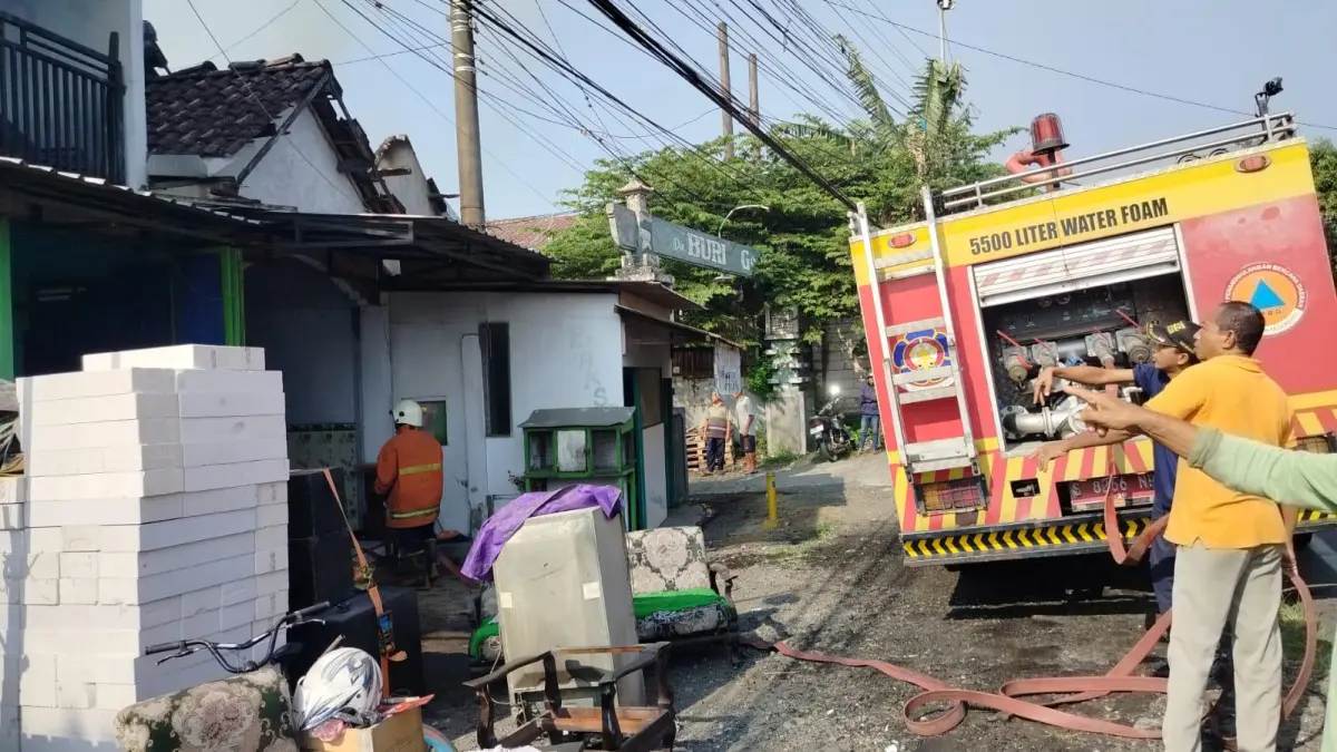 DIJINAKKAN:&nbsp;Petugas Damkar BPBD Kabupaten Mojokerto melakukan pemadaman dan pembahasan di lokasi kebakaran rumah di Desa Jatilangkung, Kecamatan Pungging, kemarin (29/5).  (Rizal JPRM)