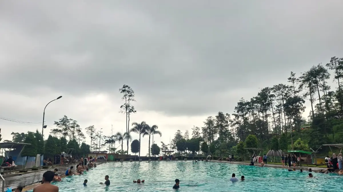 JADI PILIHAN:&nbsp;Wisatawan tengah menikmati kolam dan berendam air panas di kawsan Wanawisata Air Panas Padusan, Kecamatan Pacet. (Dori JPRM)