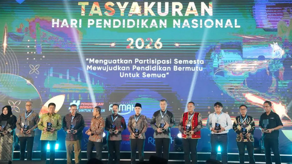 MEMBANGGAKAN: Bupati Mojokerto Muhammad Albarraa menerima penghargaan dari Kemendikdasmen atas komitmennya mengawal hak pendidikan bagi seluruh masyarakat saat malam tasyakuran Hari Pendidikan Nasional 2026, di Jakarta, Senin (25/5).