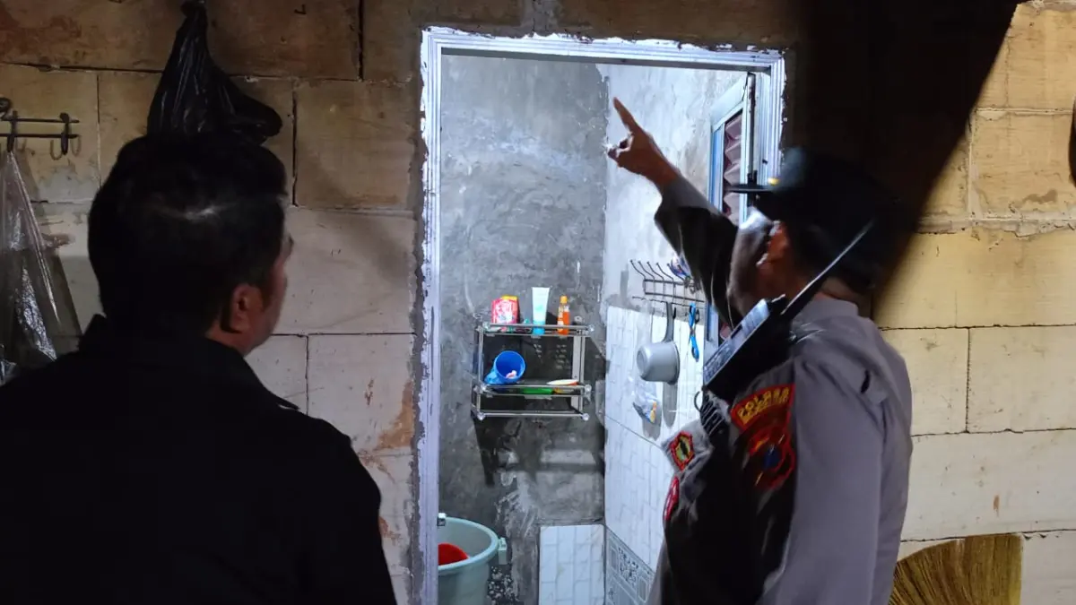 OLAH TKP:&nbsp;Kapolsek Dlanggu AKP Aminun dan tim inafis Satreskrim Polres Mojokerto saat mendatangi lokasi dugaan bunuh diri di Desa Mojokarang, Kecamatan Dlanggu, Kamis (28/5). (Rizal JPRM)