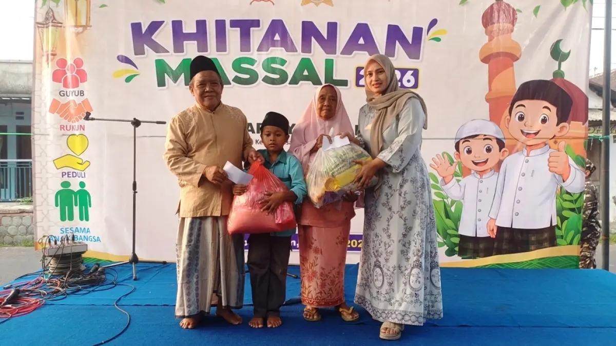 PEDULI: Ketua LKSA Tarbiyatul Aitam, Moch. Muslich (paling kiri) didampingi Kepala Desa Kebondalem, Nanik Nurhayati (paling kanan) memberikan santunan kepada anak yatim dan lansia. (Dodik JPRM)