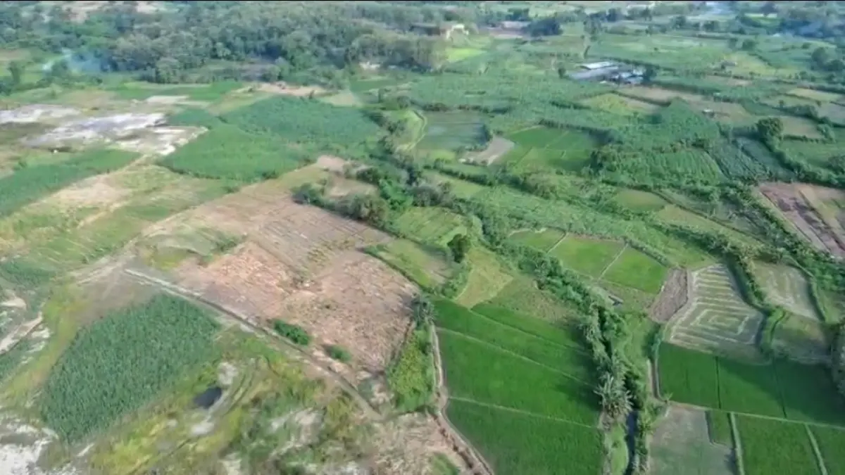 PICU POLEMIK: Warga Desa Lakardowo, Kecamatan Jetis, Kabupaten Mojokerto resah akibat terjadi kerusakan lahan pasca aktivitas pertambangan yang hingga kini belum dilakukan reklamasi. (Dori JPRM)