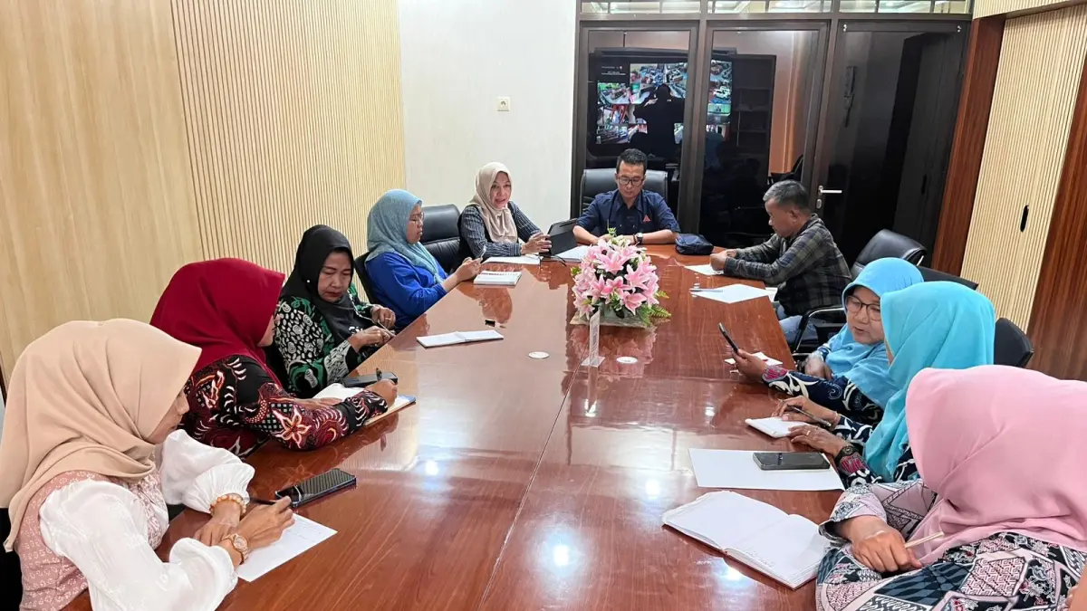 RAKOR: Panitia menggelar rapat koordinasi menjelang acara grand final Gebyar PAUD Ceria 2026 Bersama Ning Hanna, di kantor Dispendik Kabupaten Mojokerto, kemarin (29/5). (Indah JPRM)