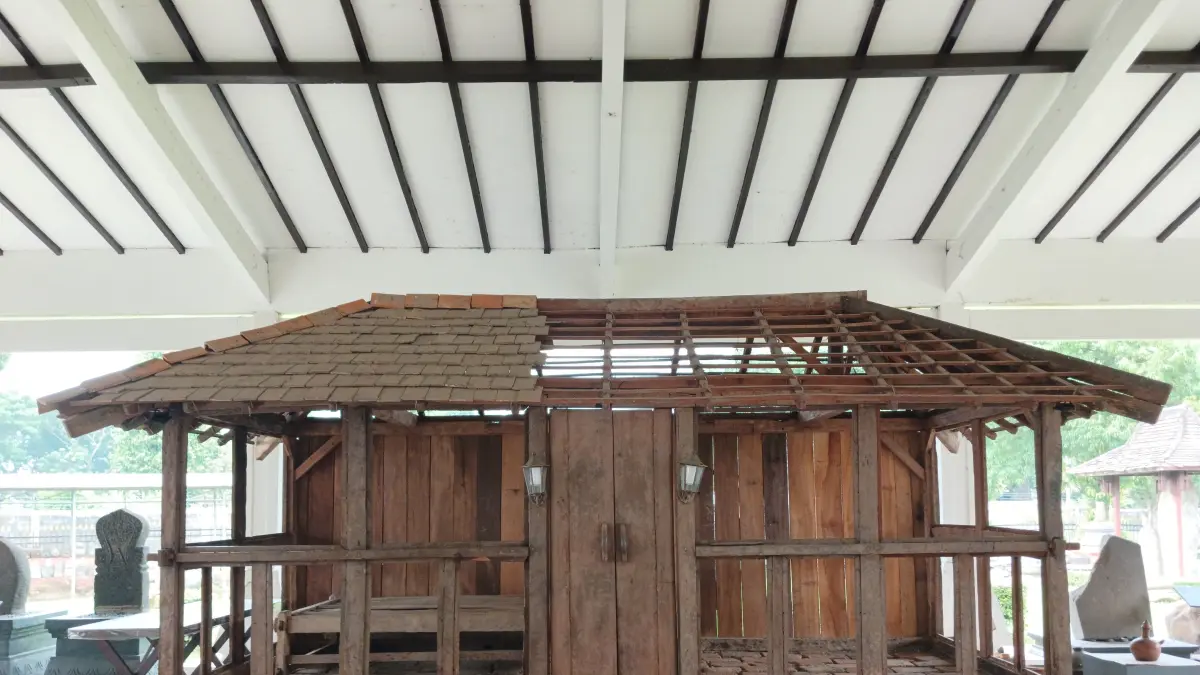 REPLIKA: Bangunan rumah Majapahit berbahan kayu di Museum Majapahit, Desa/Kecamatan Trowulan, Kabupaten Mojokerto. (Adi JPRM)