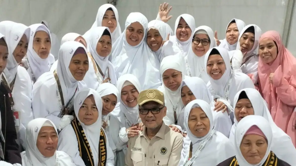 SEMRINGAH: Jemaah haji Kabupaten Mojokerto mendapat kunjungan dari Menteri Haji dan Umrah Mochamad Irfan Yusuf saat di Armuzna, Makkah, Arab Saudi. (dok Kemenhaj Kabupaten Mojokerto for JPRM)