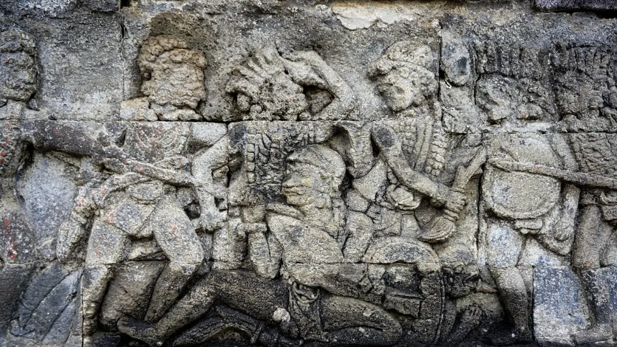 SUMBER SEJARAH: Relief Kresnayana di Candi Penataran, Kabupaten Blitar, menampilkan gaya rambut dengan mahkota. (dok Wikipedia)
