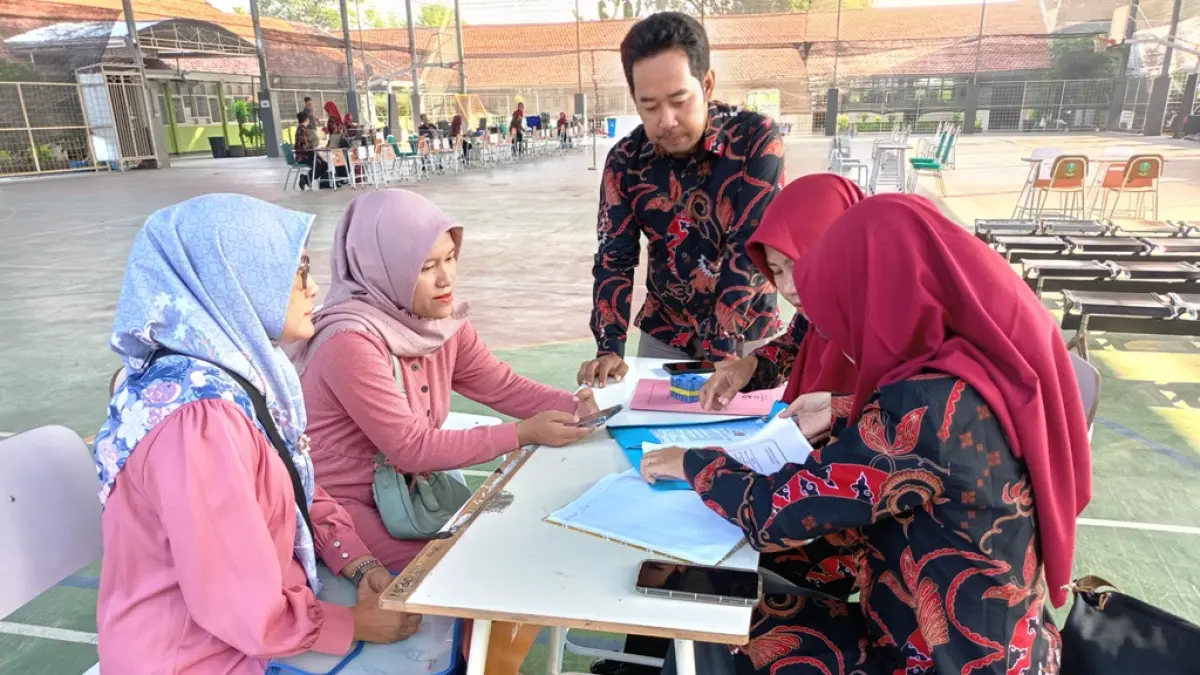 VERIFIKASI DAN VALIDASI: Calon siswa didampingi wali murid saat melakukan pengambil PIN dan melakukan verval di SMAN 1 Bangsal, Kamis (28/5). (Indah JPRM)