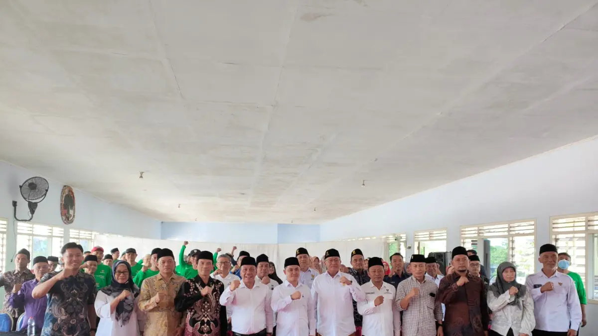 SINERGI: Bupati Mojokerto Muhammad Albarraa, didampingi Ketua BAZNAS Kabupaten Mojokerto Zamroni Ahmad dan jajaran pimpinan BAZNAS Provinsi Jawa Timur menyalurkan paket daging kurban kepada masyarakat yang membutuhkan, di Dekopinda, Kabupaten Mojokerto, Sabtu (30/5). 