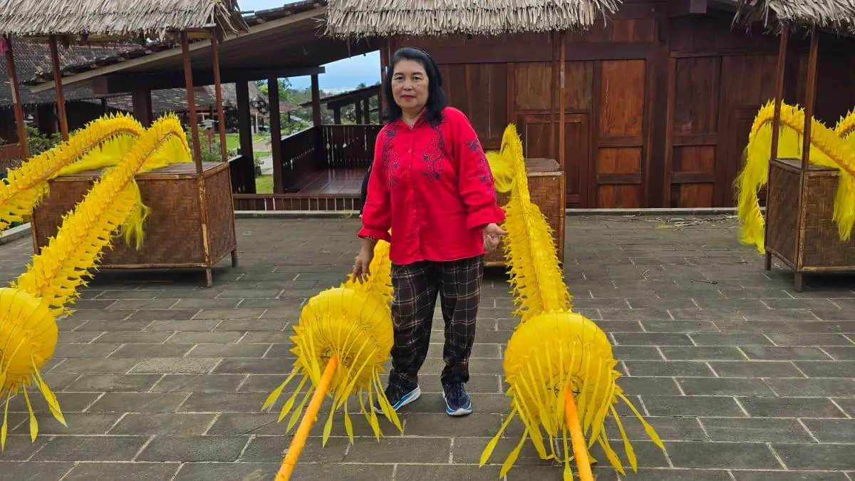 DAUR ULANG: Luluk menunjukkan penjor berbahan barang daur ulang hasil kreasinya ketika berada di Banyuwangi. (dok pribadi)