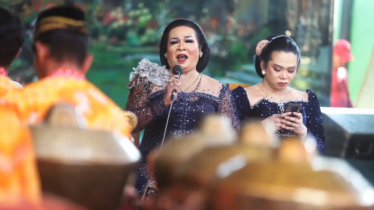 SENI TRADISI: Seorang travesti bersenandung saat Uyon-Uyon Karya Budaya di Pondok Jula-Juli Ludruk Karya Budaya, dalam rangkaian peringatan Hari Jadi ke-57 Ludruk Karya Budaya di Dusun Sukodono, Desa Canggu, Kecamatan Jetis, Kabupaten Mojokerto, Jumat (28/5). (Sofan JPRM)