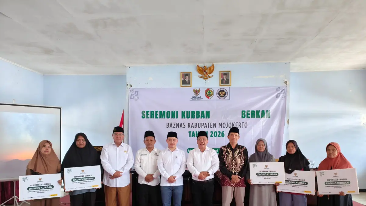 SEMRINGAH: Bupati Mojokerto Muhammad Albarraa, didampingi Ketua BAZNAS Kabupaten Mojokerto Zamroni Ahmad dan jajaran pimpinan BAZNAS Provinsi Jawa Timur menyalurkan paket daging kurban kepada masyarakat yang membutuhkan, di Dekopinda, Kabupaten Mojokerto, Sabtu (30/5).&nbsp;