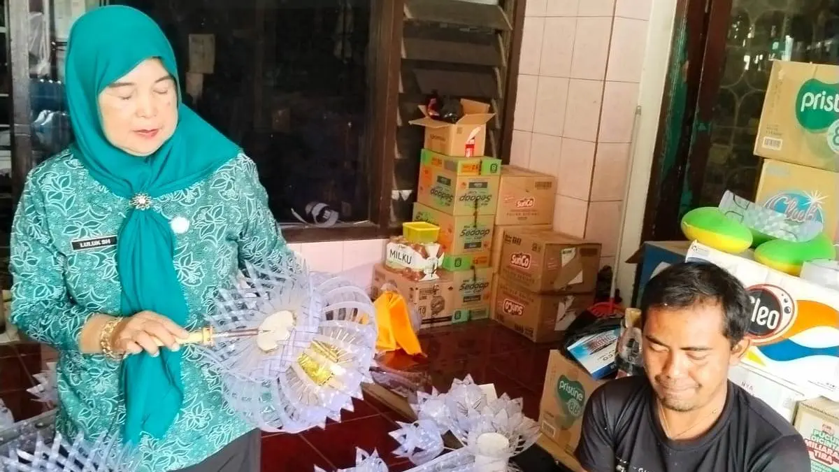KREATIF: Luluk menunjukkan proses pembuatan penjor berbahan daur ulang di rumahnya Surodinawan Gang 5, Kelurahan Surodinawan, Kecamatan Prajurit Kulon, Kota Mojokerto. (dok pribadi)