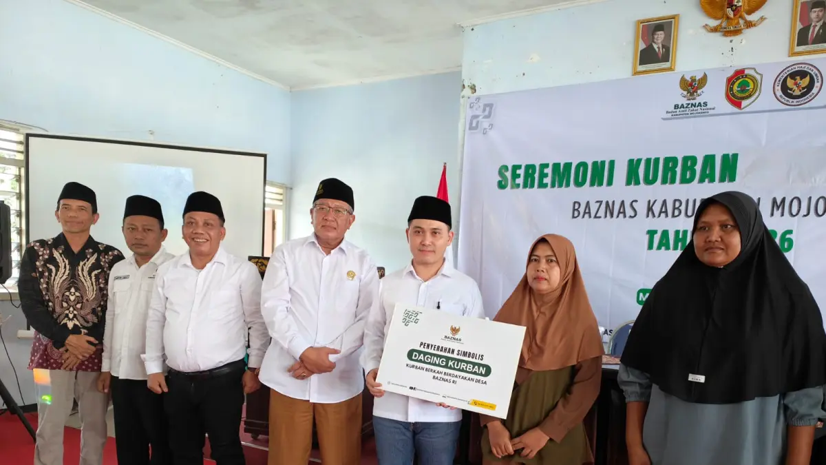 KOLABORASI: Bupati Mojokerto Muhammad Albarraa, didampingi Ketua BAZNAS Kabupaten Mojokerto Zamroni Ahmad, dan jajaran pimpinan BAZNAS Provinsi Jawa Timur menyalurkan paket daging kurban secara simbolis, di Dekopinda, Kabupaten Mojokerto, Sabtu (30/5). (Dori JPRM)