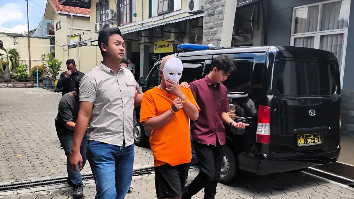 TAK BERKUTIK: EM, tersangka rudapaksa anak tiri saat diperiksa penyidik satreskrim Polres Mojokerto Kota, usai ditangkap Maret lalu. (dok JPRM)