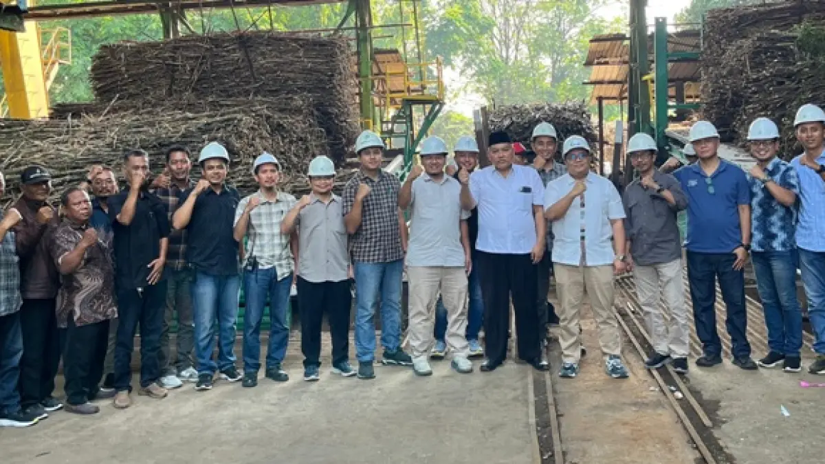 MENUJU SWASEMBADA GULA: Manajemen PG Gempolkrep, tokoh petani tebu, Head Regional PT SGN Wayan Mei Purwono, serta Direktur Strategi dan Sustainability PT SGN Dimas Eko Prasetyo menyaksikan prosesi start giling perdana di PG Gempolkrep, Sabtu (30/5). (Dori JPRM)