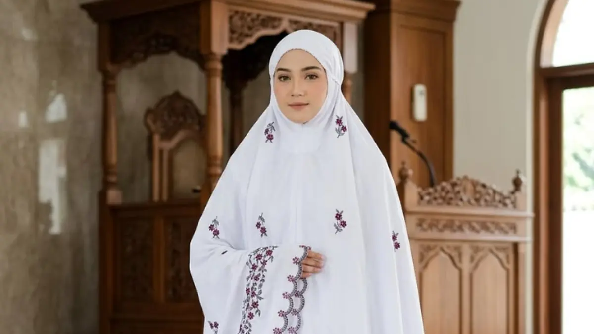 Ilustrasi perempuan Muslim memakai mukena sebagai perlengkapan salat. (Sumber: Fauziana/Pinterest)
