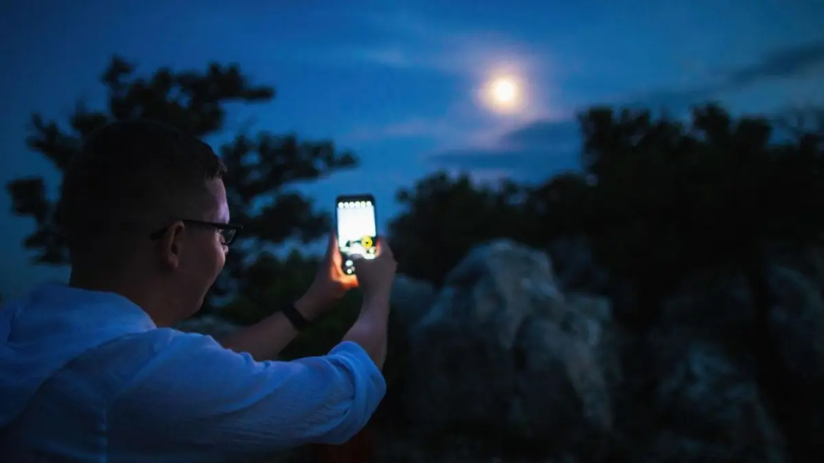 Media Sosial Diramaikan Tren Foto dan Video Fenomena Langit Langka Blue Moon.