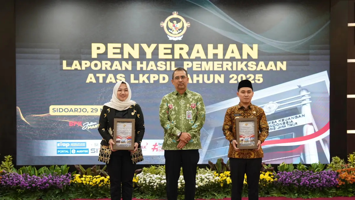 WUJUD KOMITMEN: Bupati Muhammad Albarraa bersama Ketua DPRD Kabupaten Mojokerto Ayni Zuroh menerima LHP LKPD TA 2025 dari BPK RI yang diserahkan Kepala Perwakilan BPK Provinsi Jawa Timur Yuan Candra di kantor BPK RI Perwakilan Provinsi Jawa Timur di Sidoarjo, Jumat (29/5) sore. 