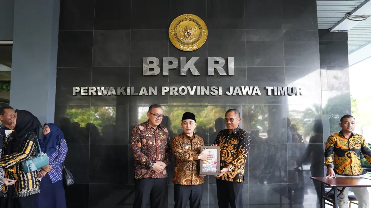 AKUNTABEL: Bupati Muhammad Albarraa didampingi Sekdakab Teguh Gunarko dan Kepala BPKAD Iwan Abdillah usai menerima LHP LKPD TA 2025 di kantor BPK RI Perwakilan Provinsi Jawa Timur di Sidoarjo, Jumat (29/5).

&nbsp;
