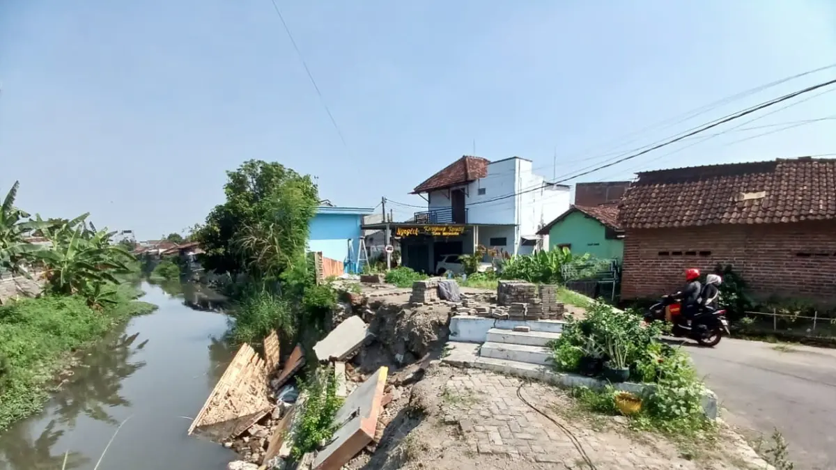 BELUM DITANGANI: Kondisi tanggul Sungai Sadar di Lingkungan Ngaglik, Kelurahan/Kecamatan Kranggan, Kota Mojokerto yang ambrol, kemarin (1/6). (Adi JPRM)