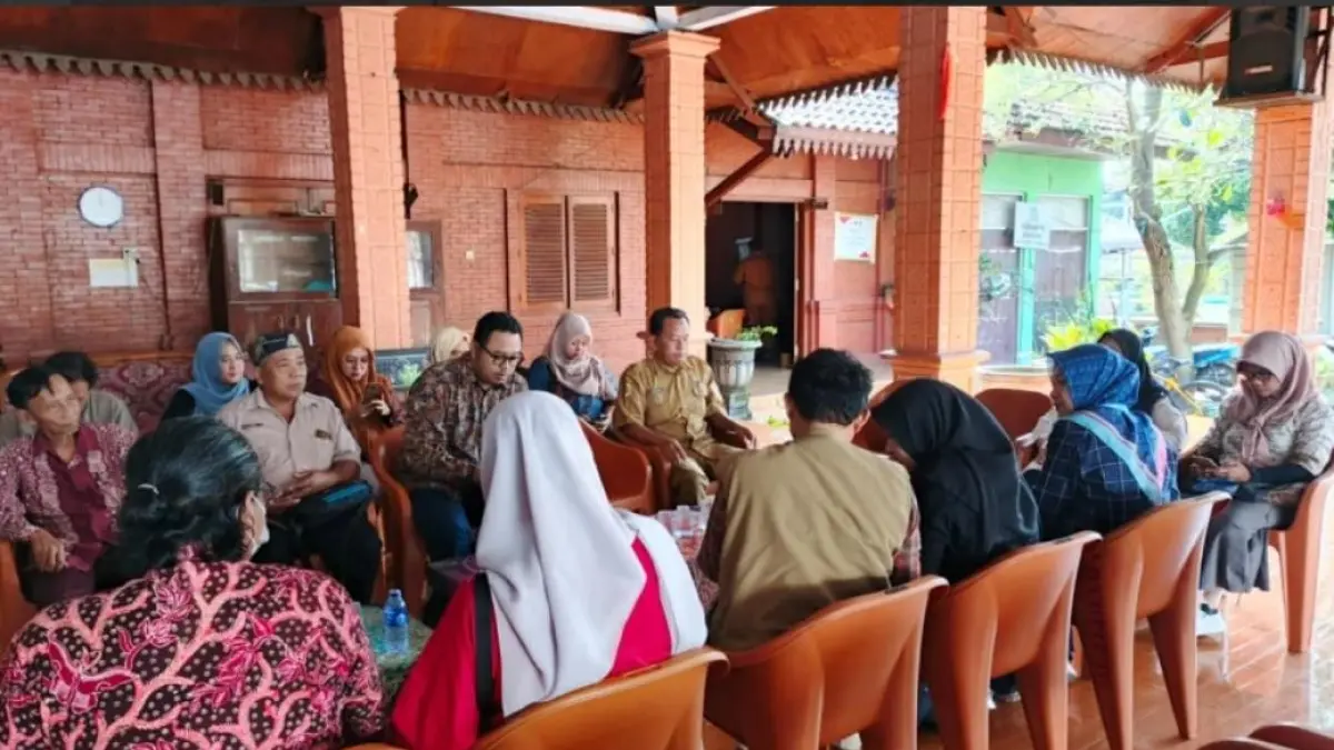 GO INTERNASIONAL:&nbsp;Tim dari Balai Bahasa Jatim saat berkunjung ke Desa Bejijong, Kecamatan Trowulan, Kabupaten Mojokerto dalam rangka pengambilan data penyusunan buku Bahasa Indonesia bagi Penutur Asing (BIPA), Senin (25/5).