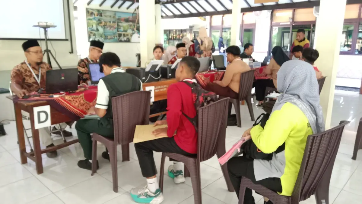 JALANI TAHAPAN: Salah satu orang tua dan calon siswa baru saat mengambil PIN di SMAN 1 Mojosari, kemarin (1/6). (indah JPRM)

&nbsp;