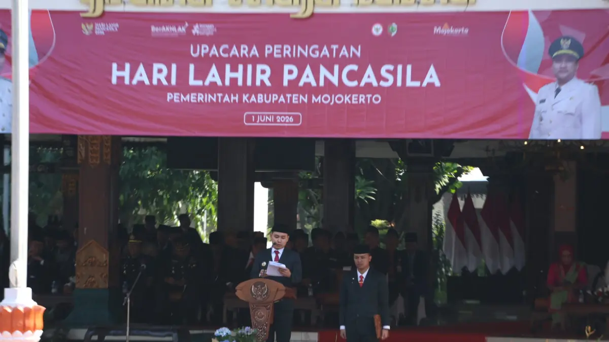 KHIDMAT: Bupati Mojokerto Muhammad Albarraa memimpin upacara Hari Lahir Pancasila di halaman Pendapa Graha Majatama Pemkab Mojokerto, kemarin (1/6). (Ori JPRM)