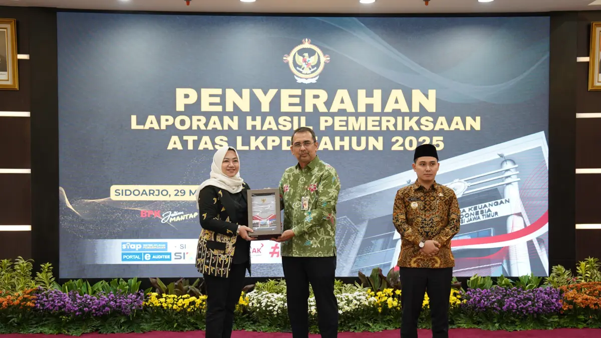 MEMBANGGAKAN: Bupati Muhammad Albarraa bersama Ketua DPRD Kabupaten Mojokerto Ayni Zuroh menerima LHP LKPD TA dari BPK RI di kantor BPK RI Perwakilan Jawa Timur di Sidoarjo, Jumat (29/5) sore.